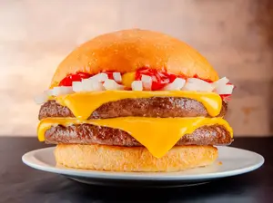 Cheeseburger doble con papas