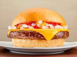 Cheeseburger simple con papas