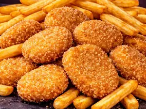 Caja de papas fritas y nuggets
