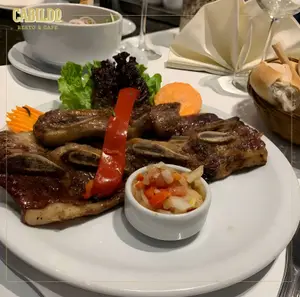 Asado de tira con guarnición