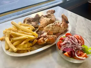 Pollo entero con guarnición