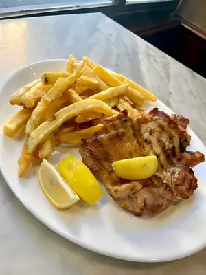 Pollo grille con guarnición