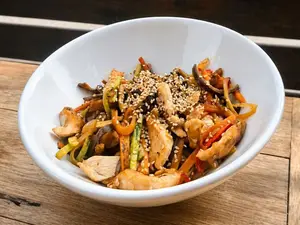 Wok De Pollo Y Vegetales