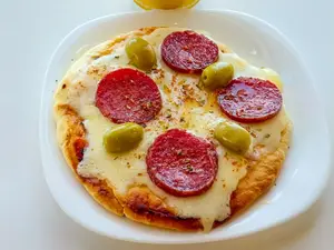 Pizzeta de muzzarella y calabr