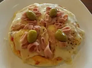 Pizzeta De Muzzarella Y Jamon