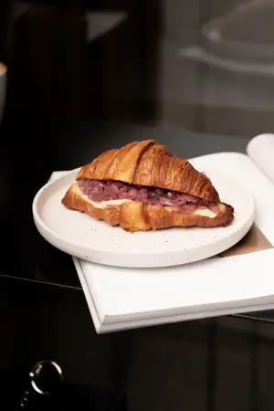 Croissant de cebolla y queso