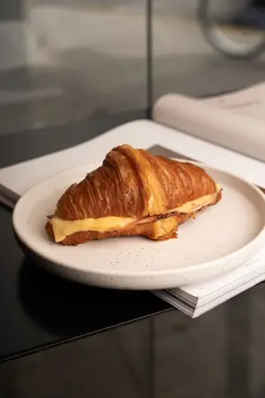 Croissant De Lomito Y Queso