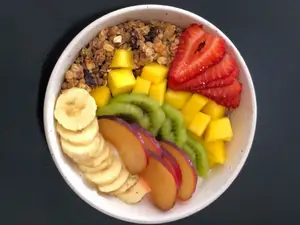 Yogurt con granola y frutas