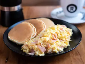 Pancakes huevo revuelto, j y q