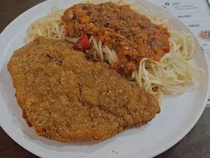 Fideos con salsa y milanesa