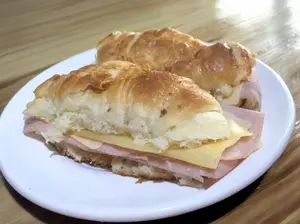 Medialuna con jamón y queso