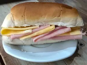 Pebete de jamón y queso