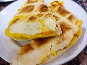 Tostado árabe queso y tomate
