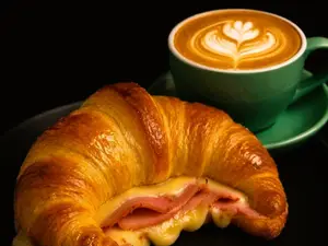 Cafe con leche + 1 medialuna de jamon y queso