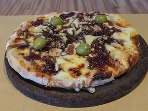 Pizza brie con merm de cebolla