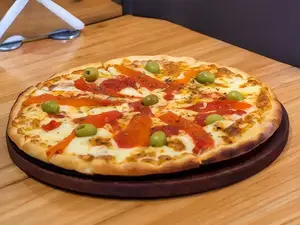 Pizza de jamón y morrones