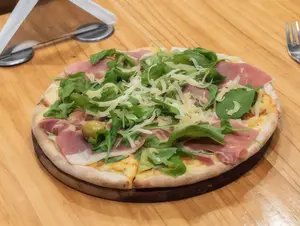 Pizza jamón crudo y rúcucula