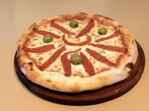 Pizza jamón y morrones
