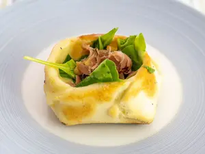 Canastita rúcula jamón crudo