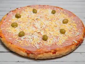 Pizza con jamón y huevo