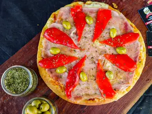 Pizza con jamón y morrones
