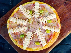 Pizza con jamón y palmitos