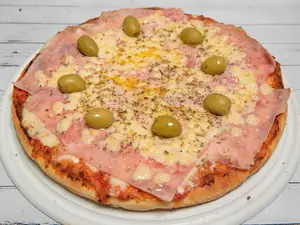 Pizza con jamón y provolone