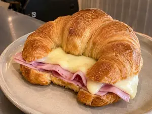 Medialuna de jamón y queso