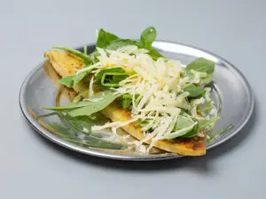 Faina con rúcula y parmesano