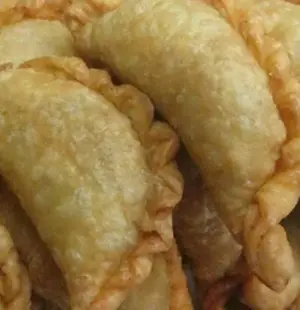 Empanada de pollo frita