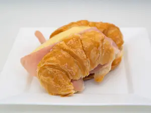 Media lunas de jamon y queso