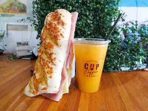 Panini de j&q + exprimido