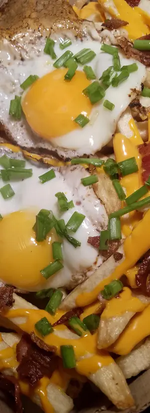 Papas c/huevo,cheddar, panceta