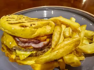 Burger Con Cheddar Y Bacon Con Fritas