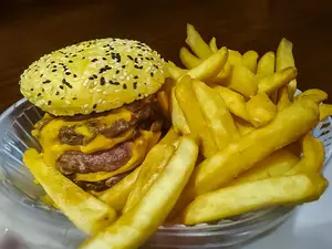 Burger Doble Con Cheddar Y Bacon Con Fritas