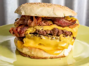 Burger Triple Con Cheddar Y Bacon Con Fritas
