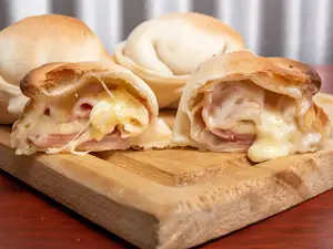 Empanada de jamón y queso
