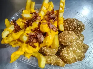 Nuggets con fritas y cheddar