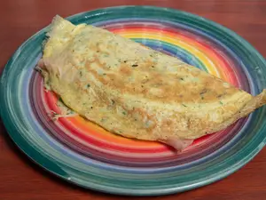 Omelette De Jamón Y Queso Con Ensalada