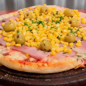 Pizza con choclo y panceta