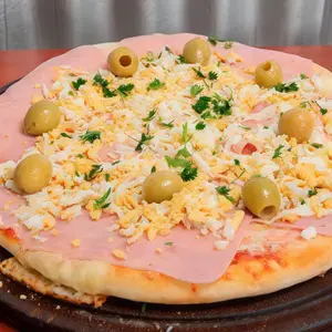 Pizza con jamón y huevo