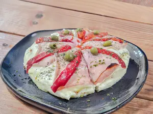 Pizza con jamón y morrón
