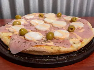 Pizza con palmitos y jamón