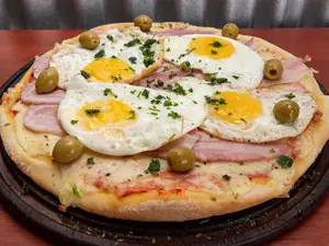 Pizza con panceta y huevo