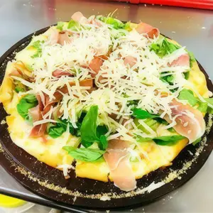 Pizza con rúcula crudo y parme