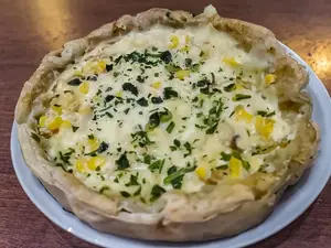 Tarta de choclo, cebolla y que