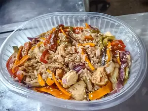 Wok de veget con arroz y pollo