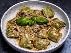 Ravioles de espinaca a la crema de funghi