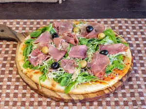 Grande de jamón crudo y rúcula