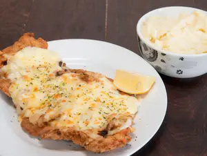 Milanesa fugazzeta guarnición